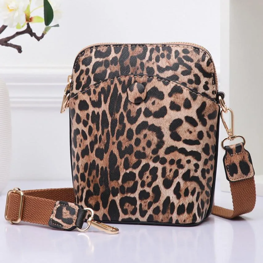 Essential Crossbody Purse - Leopard