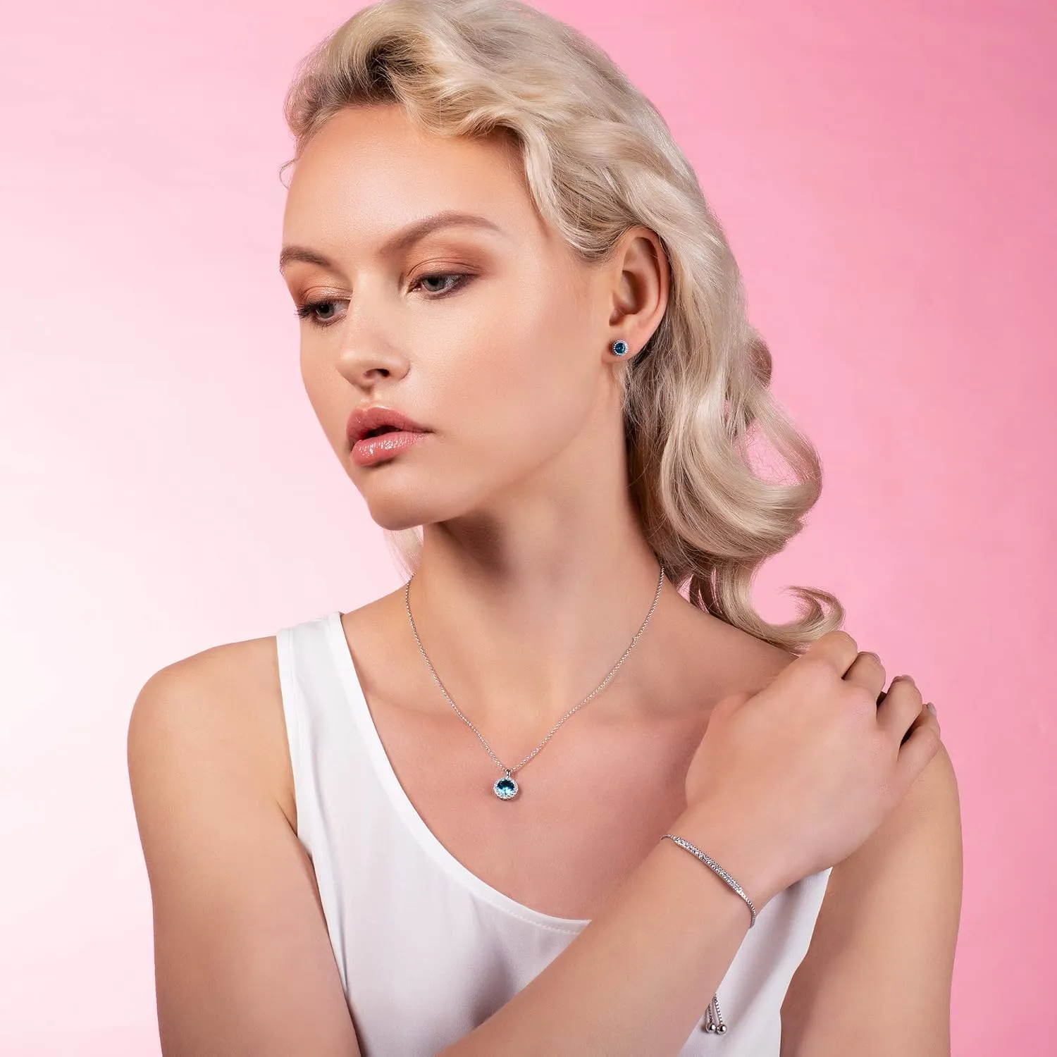 namana Swarovski Crystal Bar Bracelet. Gold Plated, Rose Gold Plated or Fine Silver Colored Bracelet. Cube Chain Bracelet with Adjustable Bead Fastening.